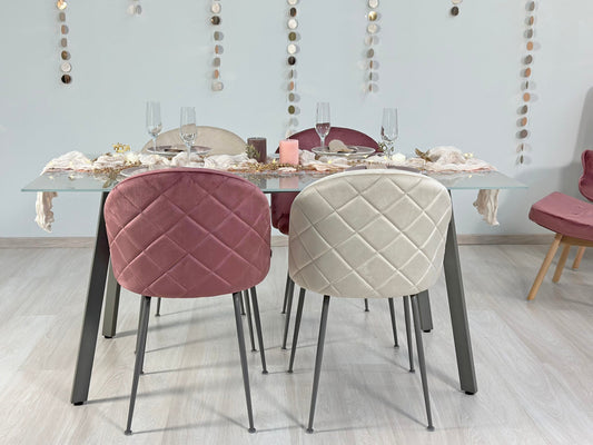 Tavola di Capodanno apparecchiata in stile glamour